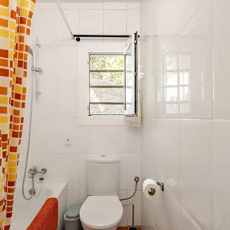 Casa de Férias Forest House With Pool & Shared Garden