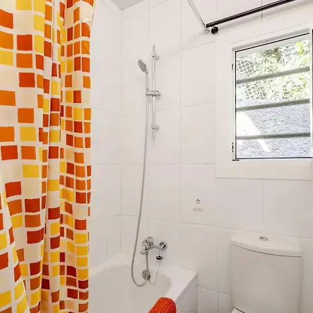Casa de vacances Forest House With Pool & Shared Garden Molins de Rei