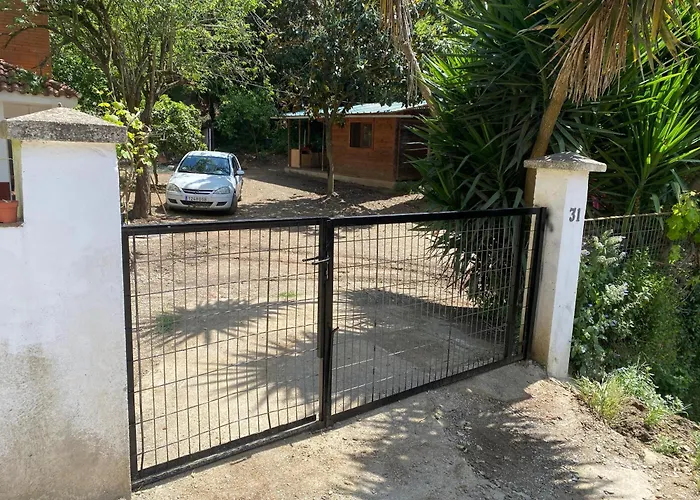 度假居 House With Pool & Shared Garden *